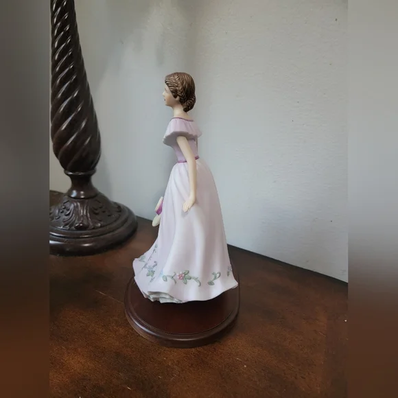 "Virginia Lynn" Figurine - Picture 6 of 6